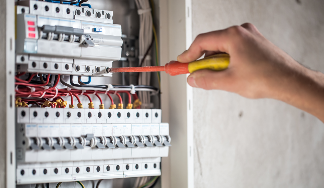 man-an-electrical-technic